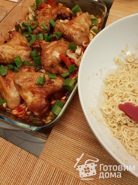 Китайская лапша с куриными крылышками и овощами фото к рецепту 12