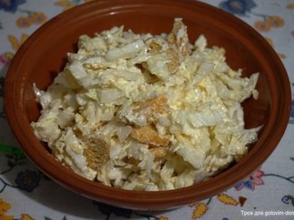 Хрустящий салат из пекинской капусты с сыром и сухариками