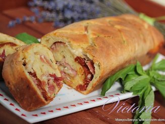 Пикантный кекс с салями, оливками и сыром