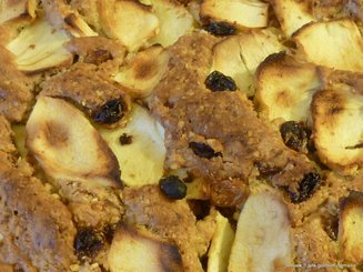 Яблочный пирог с миндалем и изюмом