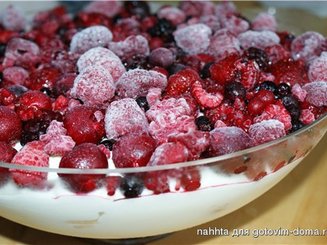 Творожный десерт с ягодами и профитролями