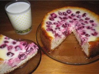 Пирог-сметанник с ягодами
