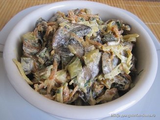 Грибной салат с сыром, морковью и солеными огурцами