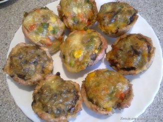 Мясные маффины из куриного филе, грибов и сыра моцарелла