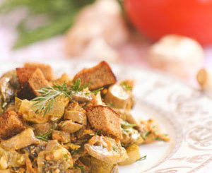 Грибной салат с сыром, морковью и солеными огурцами