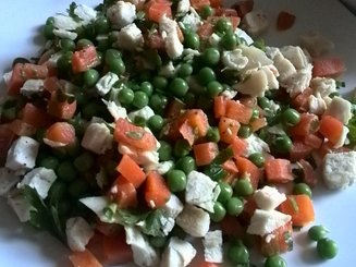 Салат из куриного мяса с морковью и зеленым горошком