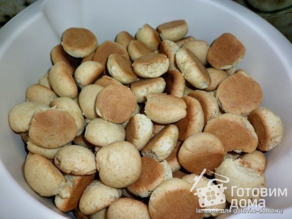 Торт &quot;Пивные кружки с бочкой пива&quot; медовые шарики фото к рецепту 3