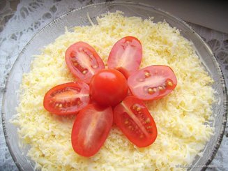 Салат с печенью трески и помидорами