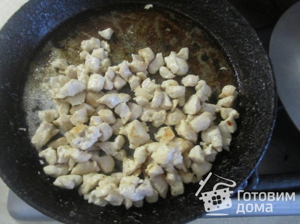Блины с курицей, грибами и сыром в горшочке фото к рецепту 3