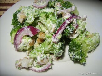 Салат из брокколи с изюмом и орехами