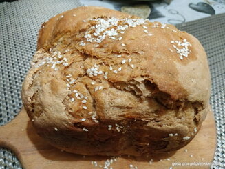 Томатный хлеб с кунжутом.