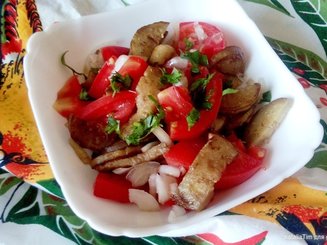 Салат из жареных баклажанов и свежих овощей