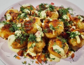 Молодой картофель под соусом карбонара