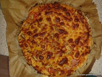 Пицца с домашней колбасой, на невесомом пузырчатом тесте