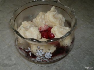 Творожные клецки с ягодно-винным соусом