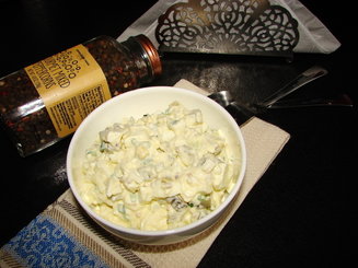Яичный салат с зеленью, солеными огурцами и брынзой