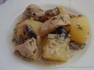 Курица с черносливом и картофелем в сметане