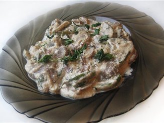 Грибы с огурцами, тушёные в сметане