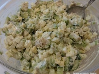Весенний салат с авокадо, яйцом и огурцом