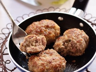 Сочные мясные котлеты с капустой