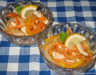 Салат из кальмаров с маринованным луком