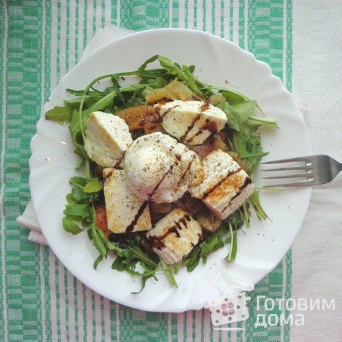 Салат с грилированным перцем, жареным сыром и яйцом пашот