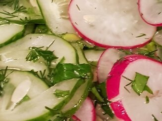 Салат из редиса с огурцами