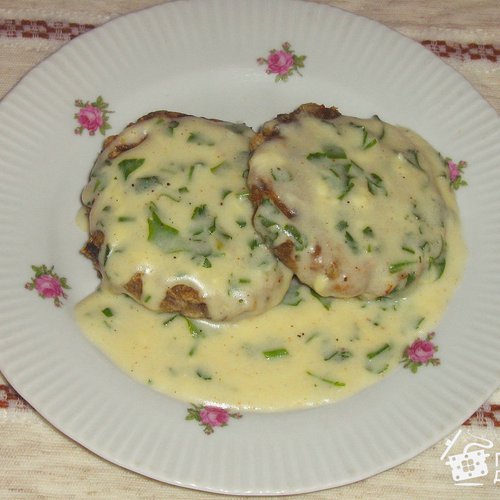 Грибные котлеты с сырным соусом
