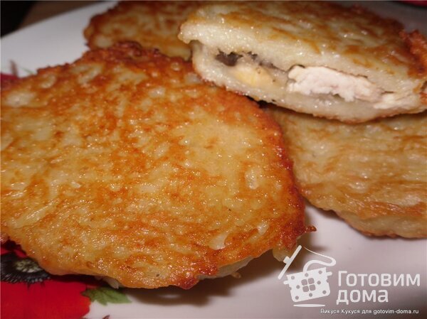 Деруны с начинкой из курицы, грибов и феты фото к рецепту 1