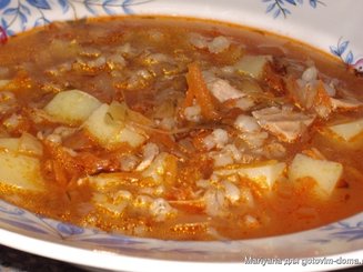 Густой суп из перловой крупы и квашеной капусты
