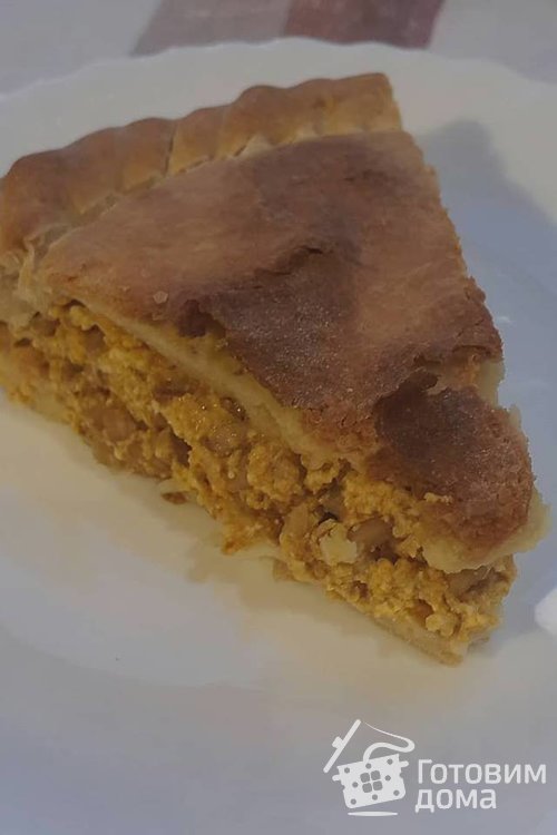 Пирог из слоеного теста с начинкой из полбы, запеченной тыквы и рикотты.