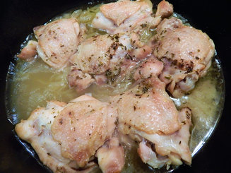 Курица, тушенная с луком