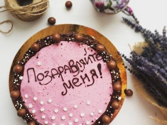 Шоколадный торт с черной смородиной