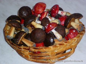 Корзинка с сахарными булочками и мармеладом