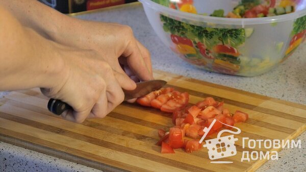 Салат из помидоров, авокадо, сыра и огурцов с медово-беконной заправкой фото к рецепту 8