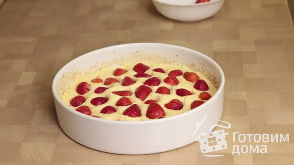Вкусный творожный пирог с клубникой фото к рецепту 4