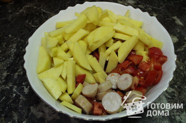 Запеченная картошка с сосисками, сыром и помидорами фото к рецепту 5