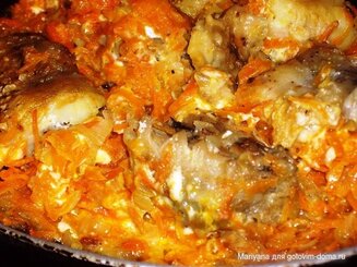 Минтай тушёный с майонезным соусом.
