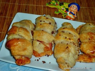 Сосиски с сыром в слоёном тесте