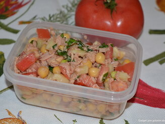 Салат с горохом нут, тунцом и томатами