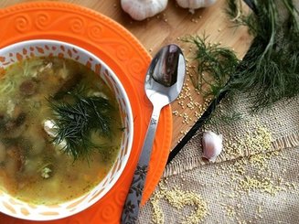 Чесночный суп с пшеном и грибами