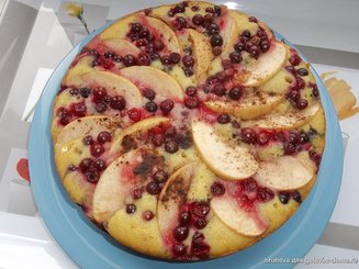 Пирог из кукурузной муки с черной смородиной
