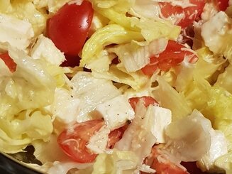 Салат айсберг с сыром и черри
