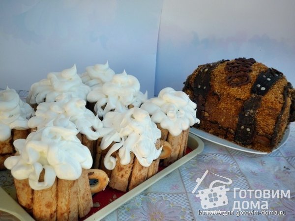 Торт &quot;Пивные кружки с бочкой пива&quot; медовые шарики фото к рецепту 10