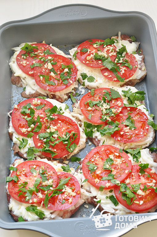 Запеченная свинина с сыром и помидорами: нежное блюдо в духовке