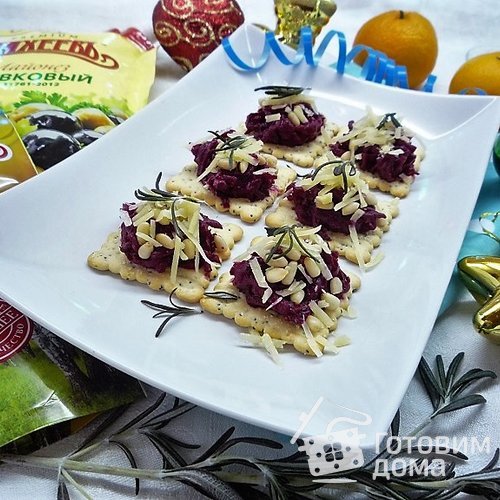 Канапе со свеклой, пармезаном и кедровыми орешками