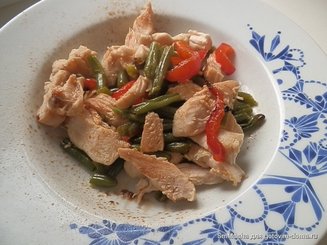 Тёплый салат с курицей, перцем и стручковой фасолью