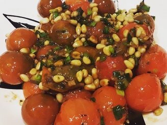 Жареные помидоры с кедровыми орешками и базиликом