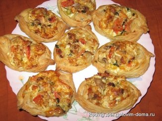 Бутерброды из слоеного теста с сыром, курицей и морковью