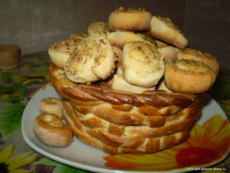 Корзинка с сахарными булочками и мармеладом